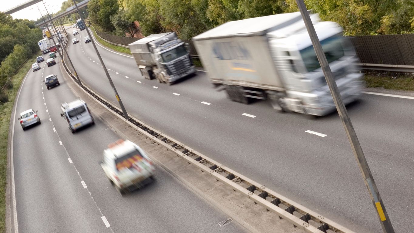 fotografía de una autovía con vehículos desplazándose