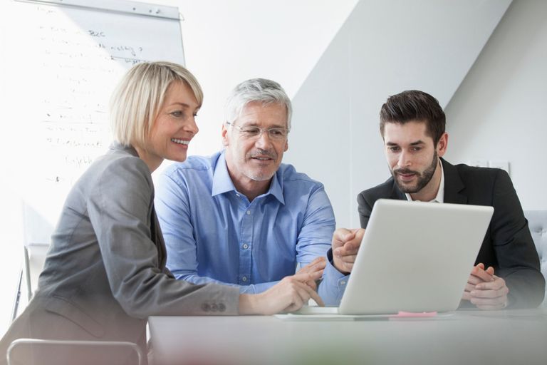 Equipo legal trabajando en un caso